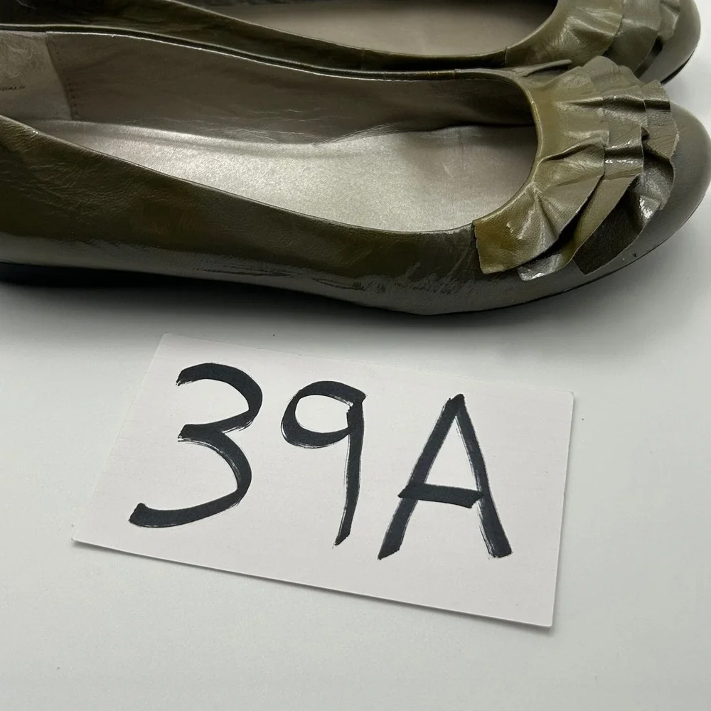 Me Too‎ Alexis Ballet Flats Womens 7.5 Olive Green Ruffle Patent Leather Classic